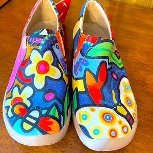 UIN Women’s slip on sneaker.  NWT. Size 10.